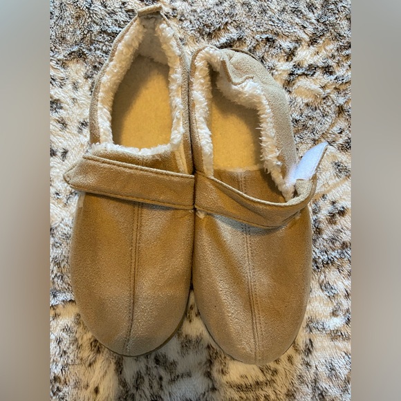 NWT Unisex Slippers - Picture 3 of 4